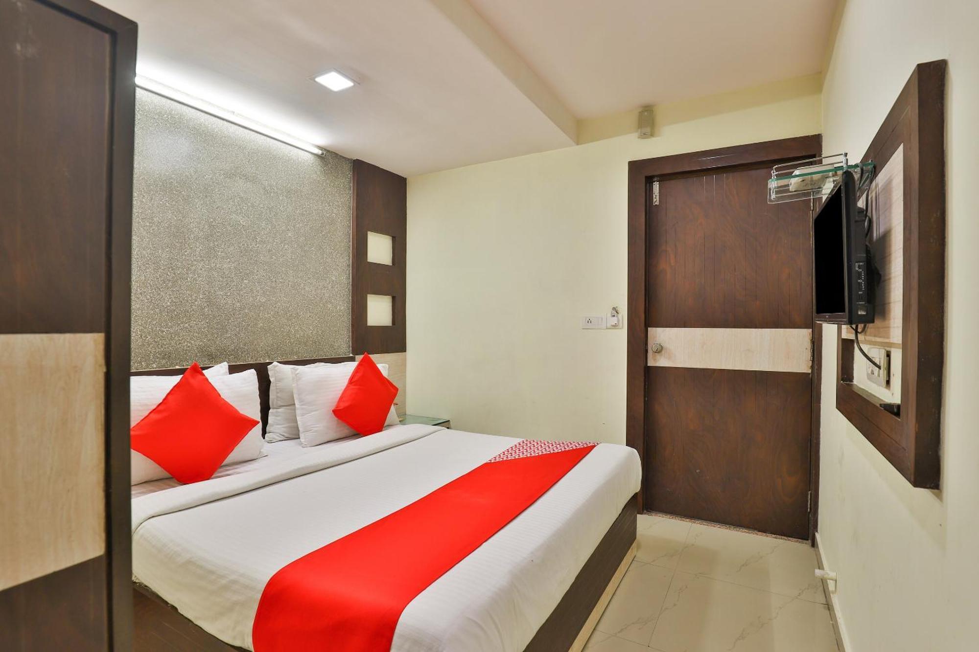 Hotel OYO 3649 Thaltej Ahmedabad Exterior foto