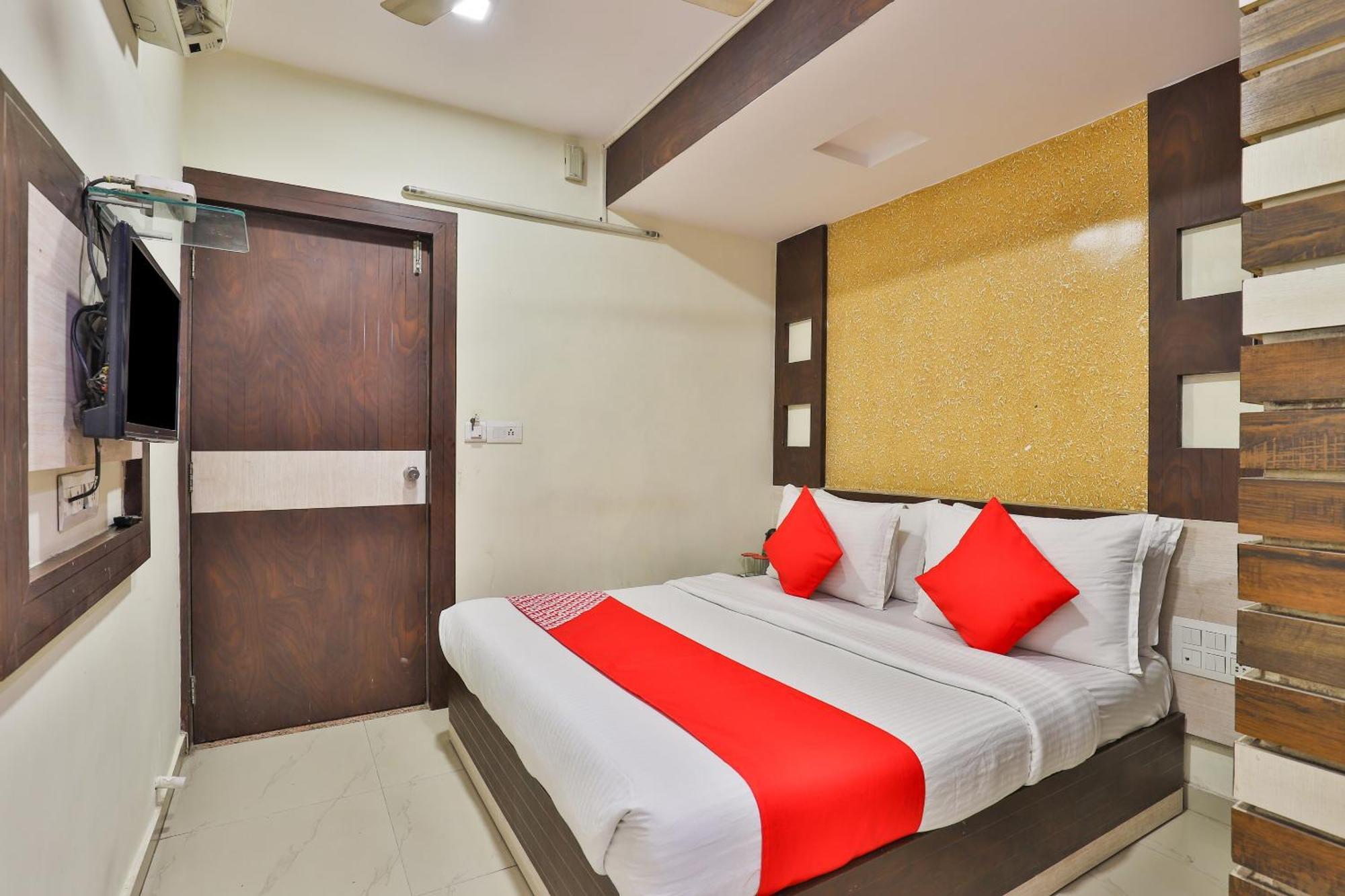Hotel OYO 3649 Thaltej Ahmedabad Exterior foto